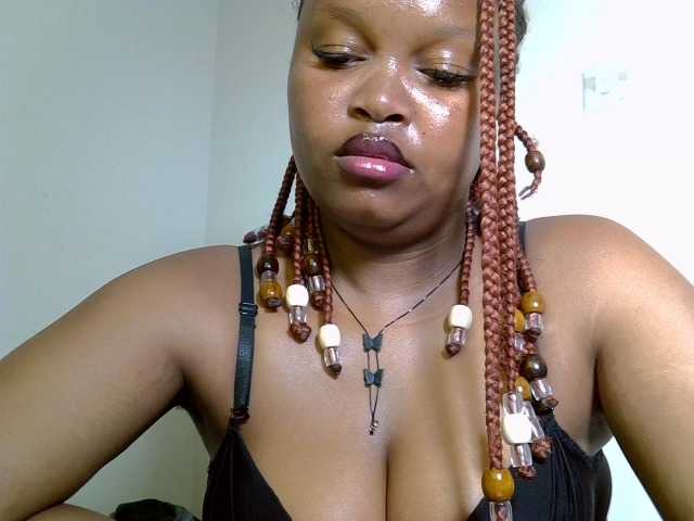 Sluttyshan live cam on BongaCams