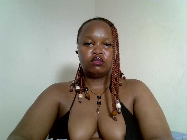 Sluttyshan live cam on BongaCams