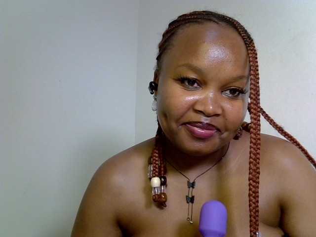 Sluttyshan live cam on BongaCams