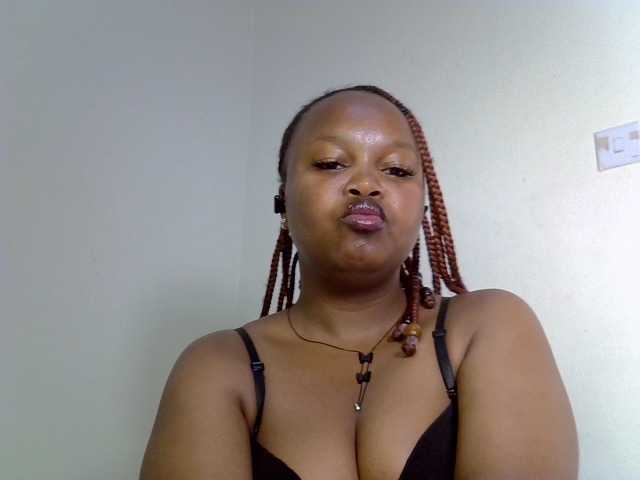 Sluttyshan live cam on BongaCams