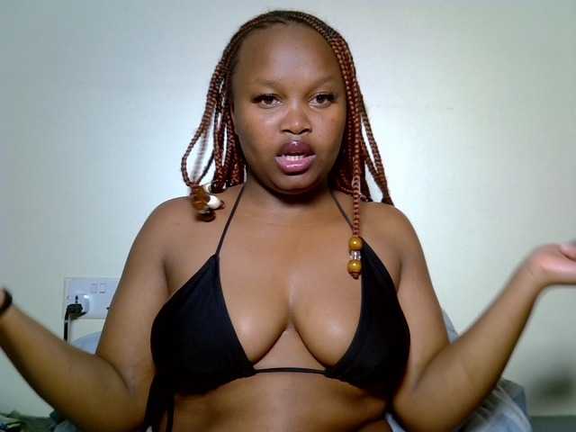 Sluttyshan live cam on BongaCams