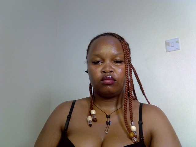 Sluttyshan live cam on BongaCams