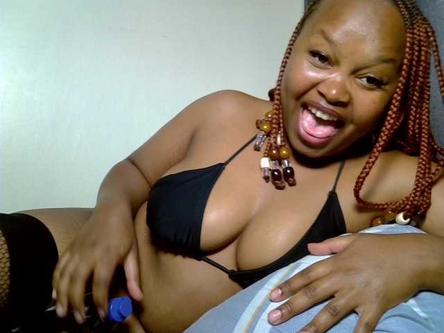 Sluttyshan live cam on BongaCams