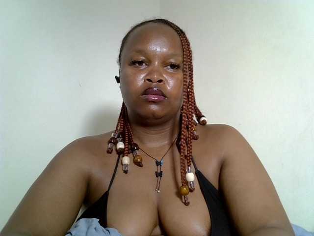 Sluttyshan live cam on BongaCams