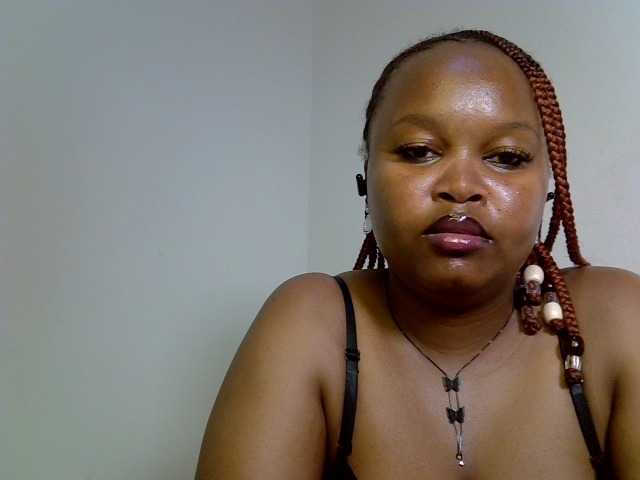 Sluttyshan live cam on BongaCams