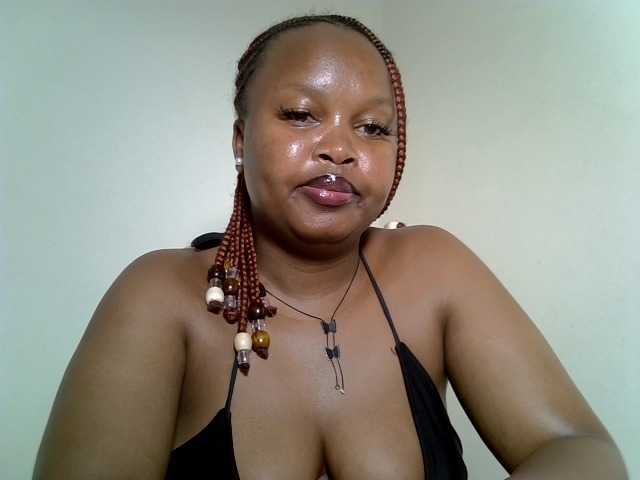 Sluttyshan live cam on BongaCams