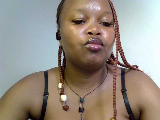 Sluttyshan live cam on BongaCams