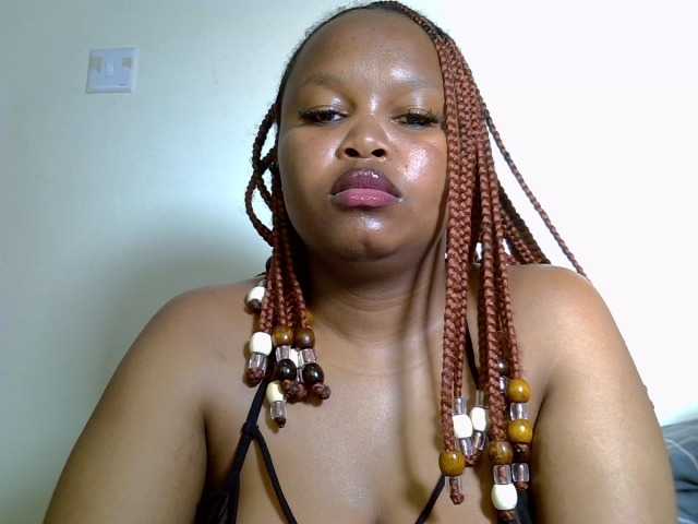 Sluttyshan live cam on BongaCams