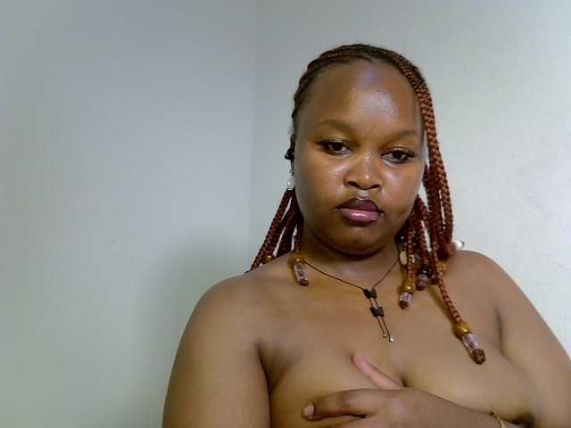 Sluttyshan live cam on BongaCams