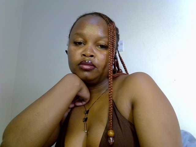 Sluttyshan live cam on BongaCams