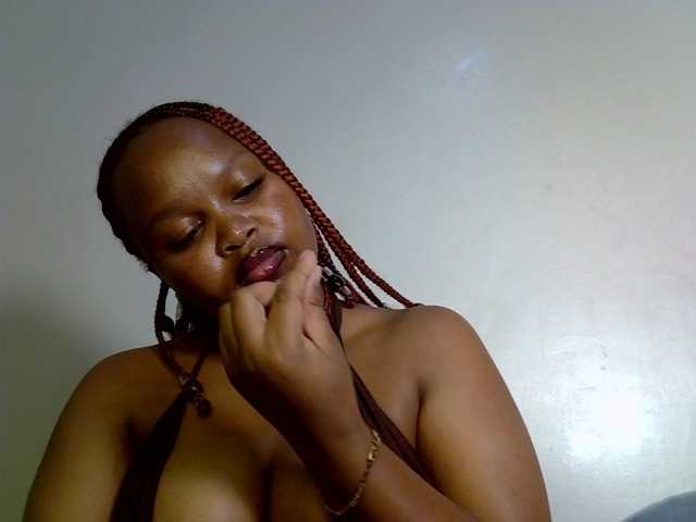 Sluttyshan live cam on BongaCams