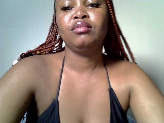 Sluttyshan live cam on BongaCams