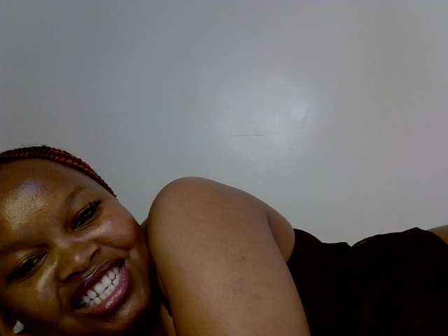Sluttyshan live cam on BongaCams