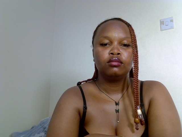 Sluttyshan live cam on BongaCams