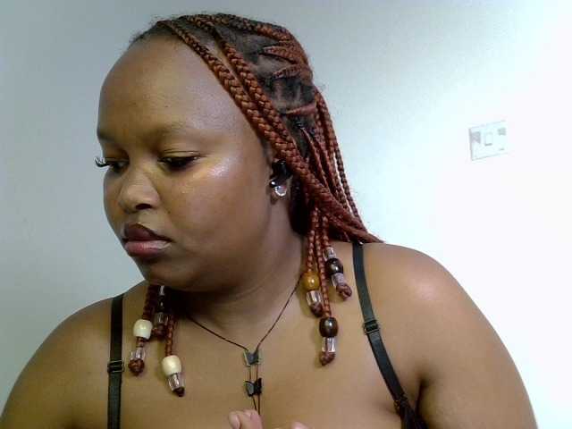 Sluttyshan live cam on BongaCams