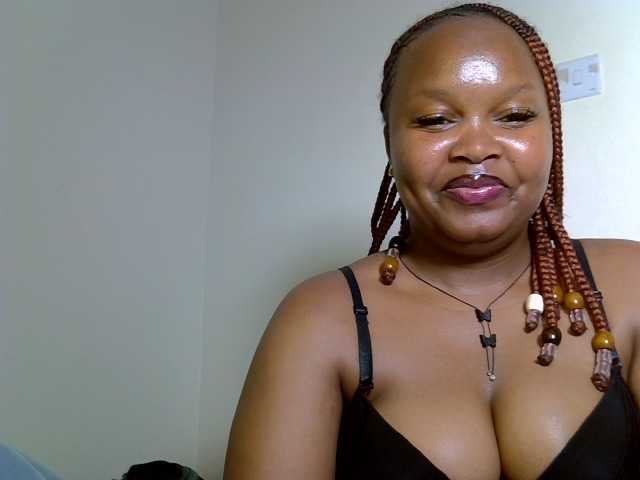 Sluttyshan live cam on BongaCams