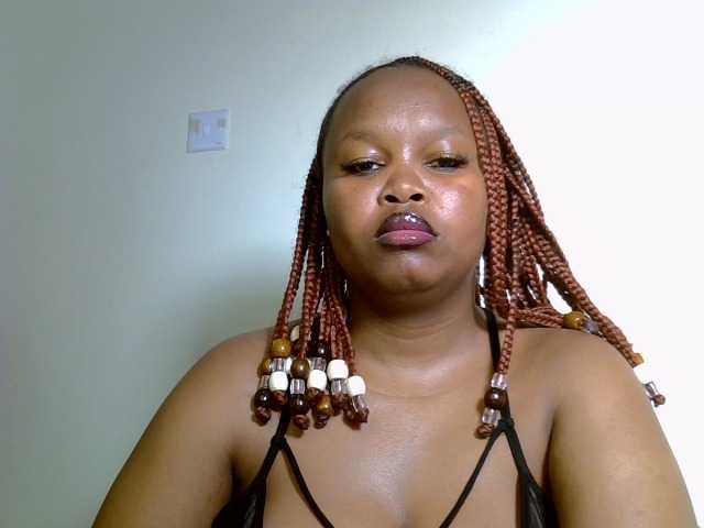 Sluttyshan live cam on BongaCams