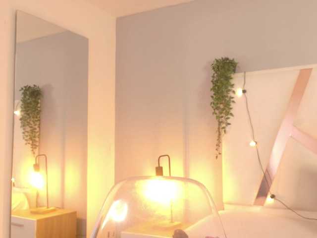 Evaa-Daemon — live female cam