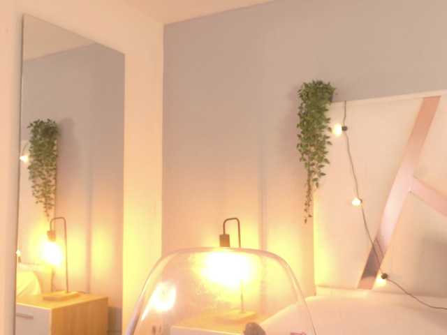 Evaa-Daemon — live female cam