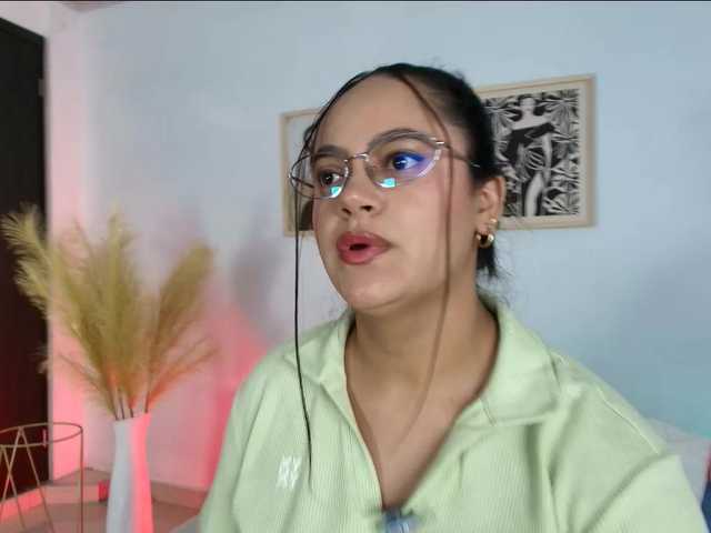 victoria-hairy live cam on BongaCams