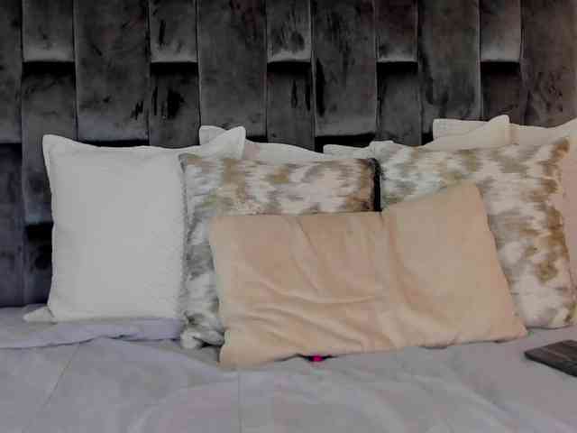 NaomiBloom webcam