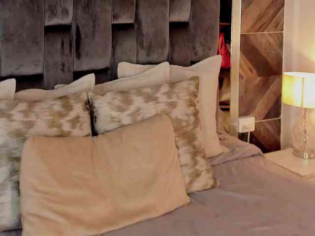 NaomiBloom webcam