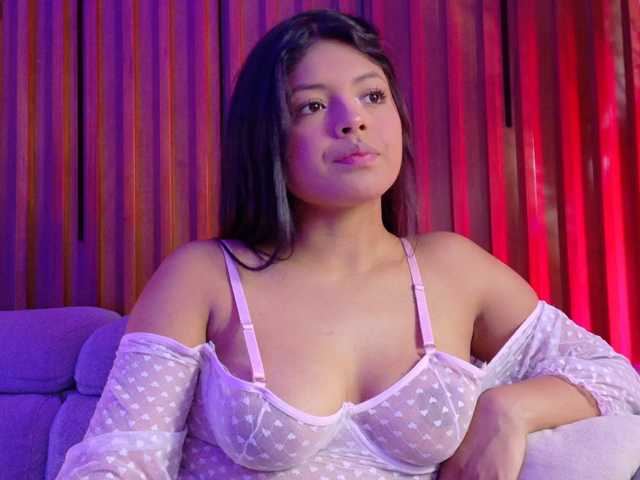 Sara-Foxy live cam on BongaCams