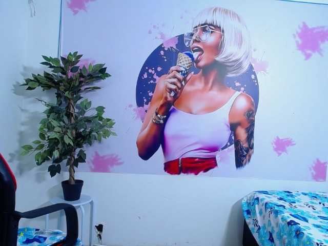 esmeralda-bigass live cam on BongaCams