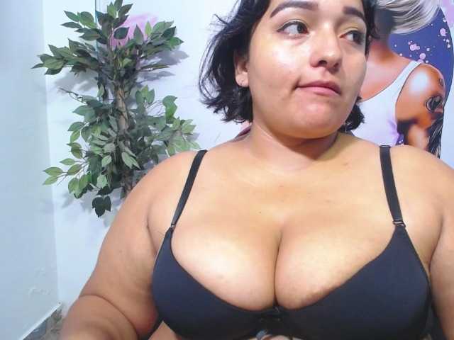 esmeralda-bigass — live female cam