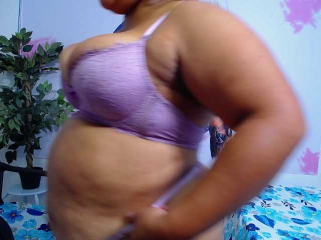 esmeralda-bigass live cam on BongaCams