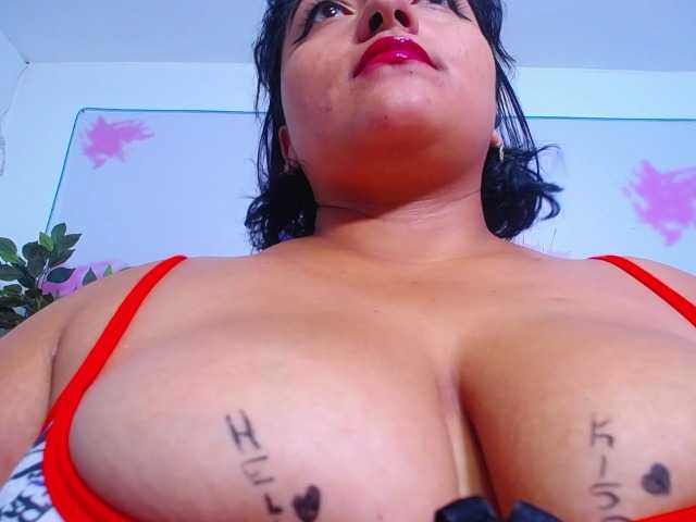 esmeralda-bigass live cam on BongaCams