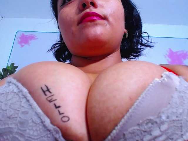esmeralda-bigass live cam on BongaCams