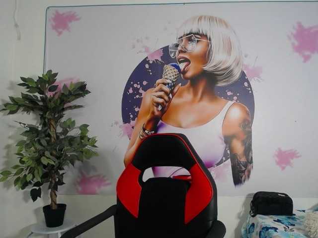 esmeralda-bigass live cam on BongaCams