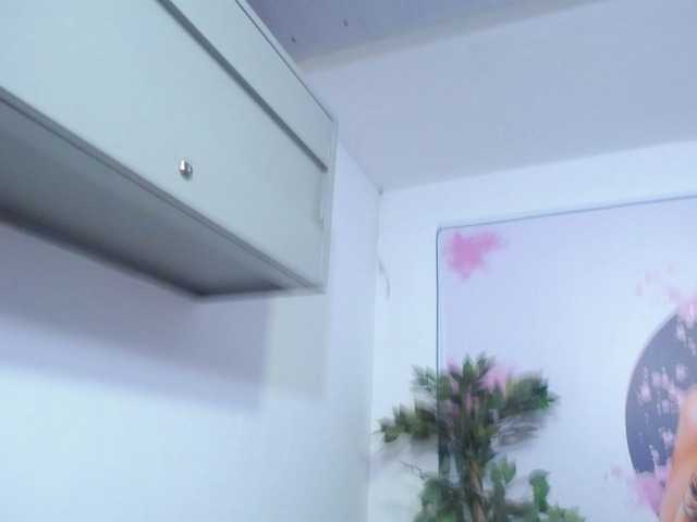 esmeralda-bigass — live female cam