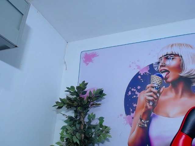 esmeralda-bigass live cam on BongaCams