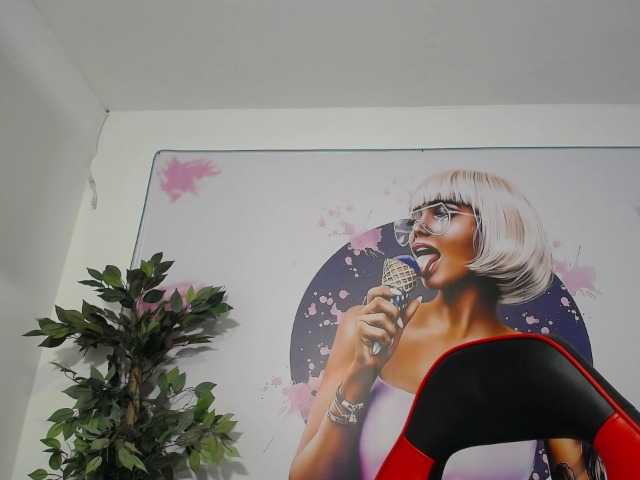 esmeralda-bigass live cam on BongaCams