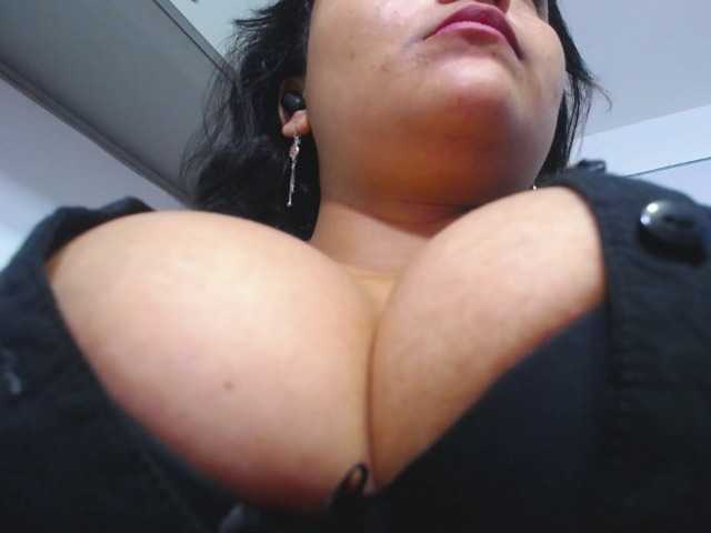 esmeralda-bigass — live female cam
