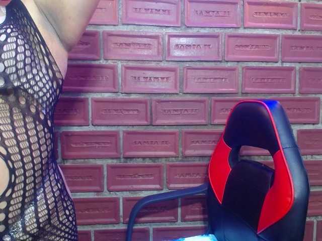 esmeralda-bigass live cam on BongaCams