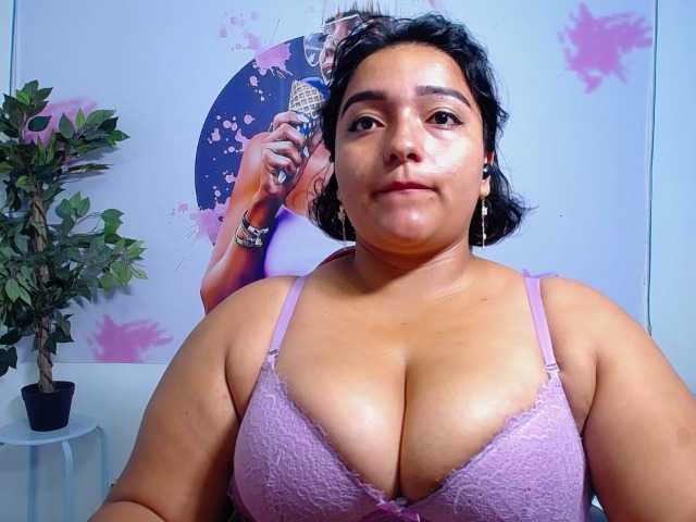 esmeralda-bigass live cam on BongaCams