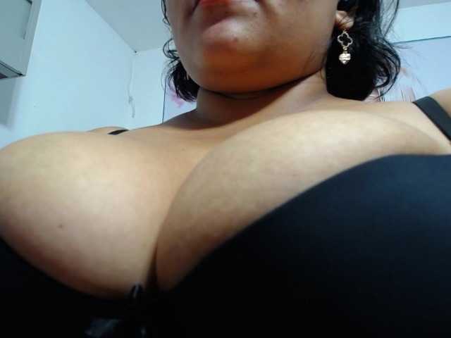 esmeralda-bigass live cam on BongaCams