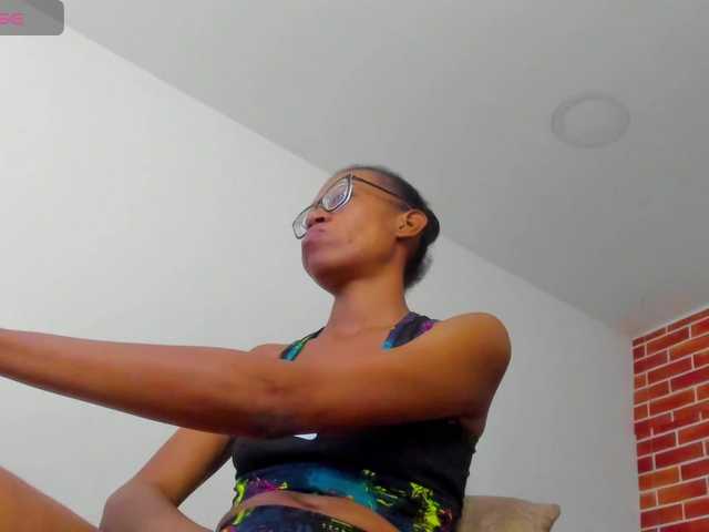eizaclarke live cam preview