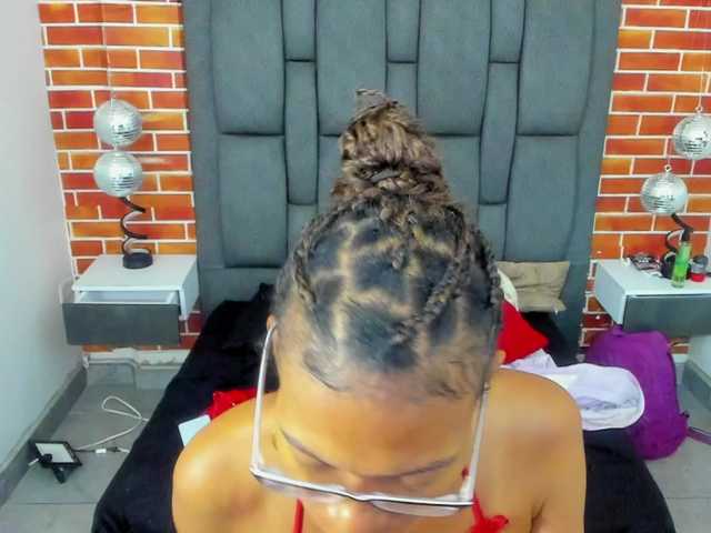 eizaclarke live cam preview