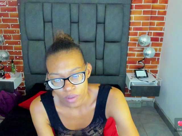 eizaclarke live cam on BongaCams