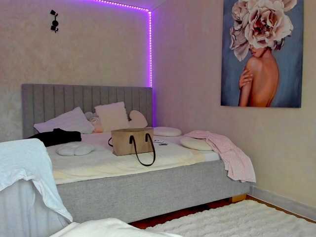 Selenareeves live cam