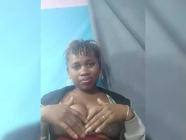 Laylla0377 live cam on BongaCams