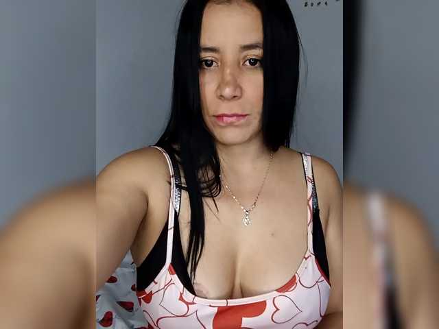 Malu12 live cam on BongaCams