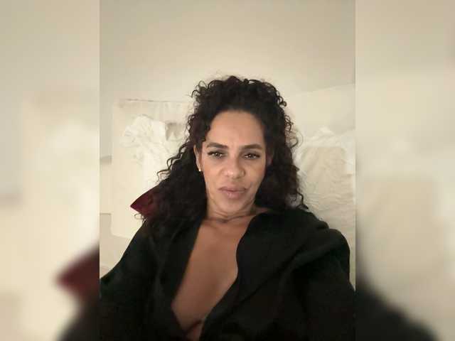 LadyVelvet22 live cam preview