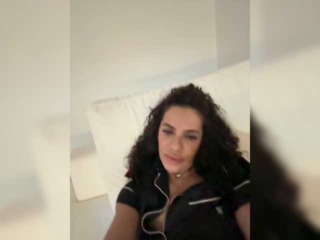 LadyVelvet22 live cam preview