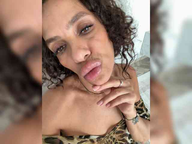 LadyVelvet22 live female cam on bongacams