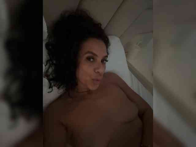 LadyVelvet22 webcam